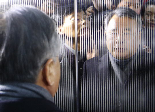 '박근혜 정부의 최순실 국정농단' 의혹을 수사할 박영수 특별검사가 11일 오후 서울 서초구 법무법인 강남 사무실에서 특검팀 회의를 마치고 나오다 취재진 질문을 받고 있다.